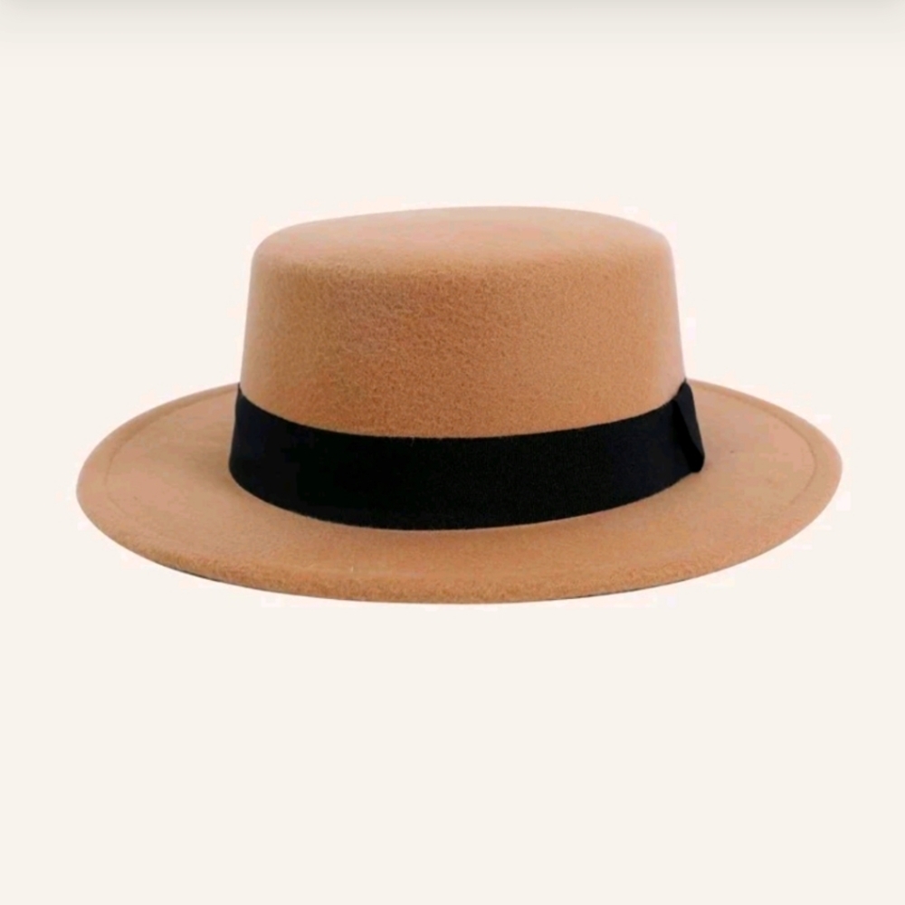 Beige hat cropped